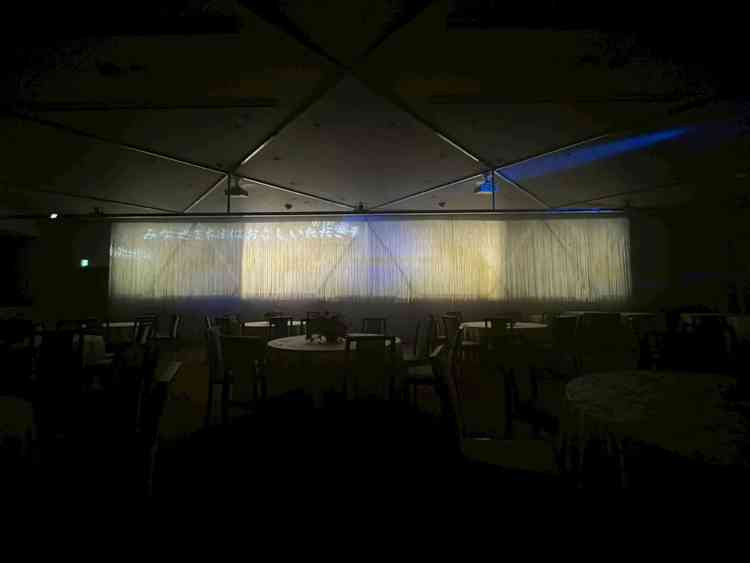 壁一面に動画を映すことが可能。