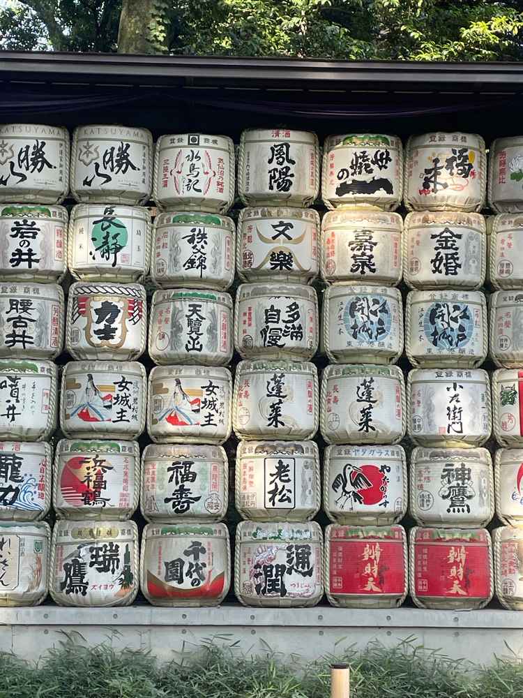 酒樽が展示してあり海外の方の間などで人気のスポット。他県からお越しのゲストにも楽しんでいただける。