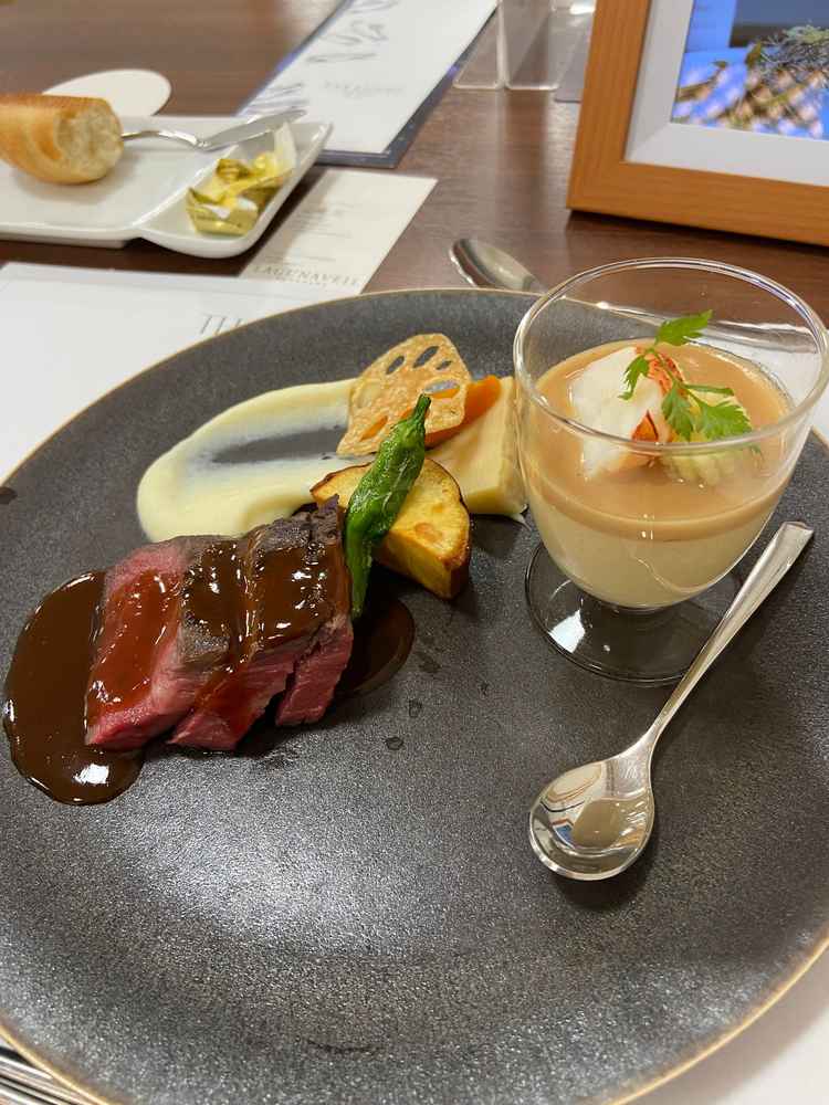 メインディッシュ。めちゃくちゃおいしい国産のお肉と、子供もぱくぱく食べた洋風の茶碗蒸し。