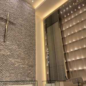 挙式で誓いをする場所。大きな十字架がかっこいい。