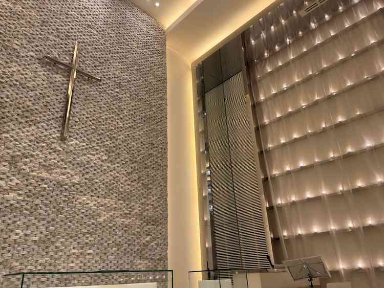 挙式で誓いをする場所。大きな十字架がかっこいい。