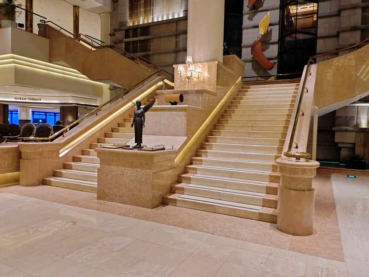 ロビーの大階段