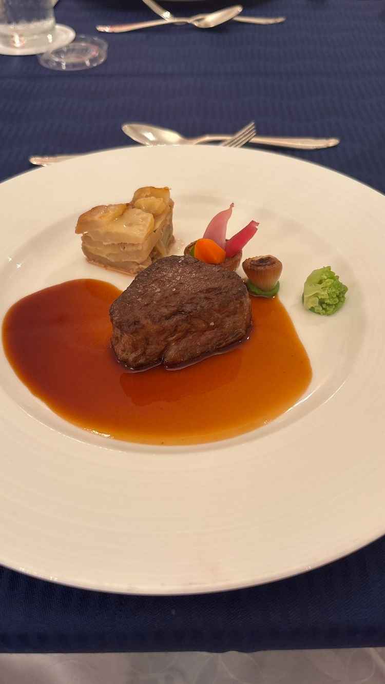 メインの肉料理試食の写真。牛フィレが柔らかく、とても美味しかったです。