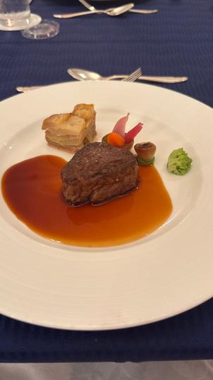 メインの肉料理試食の写真。牛フィレが柔らかく、とても美味しかったです。