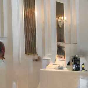 白を基調とした披露宴会場