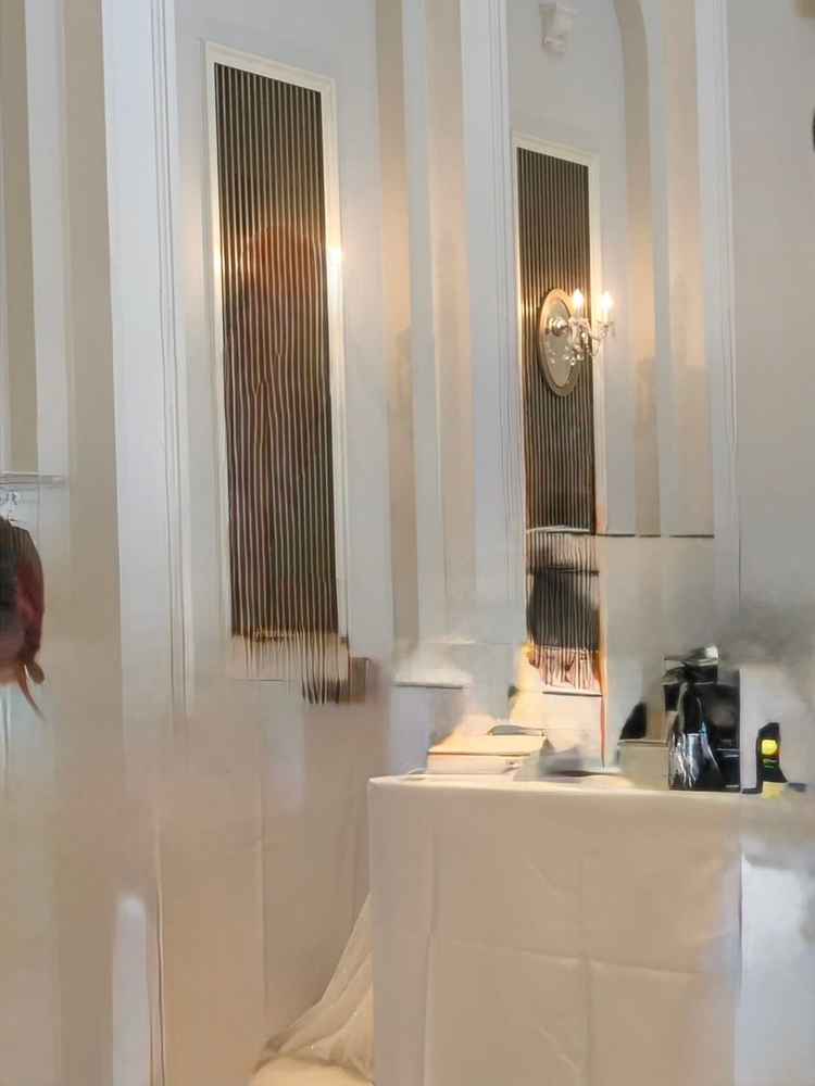 白を基調とした披露宴会場