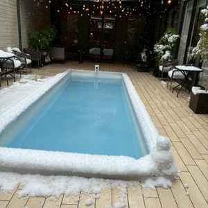 チャペル近くのプール