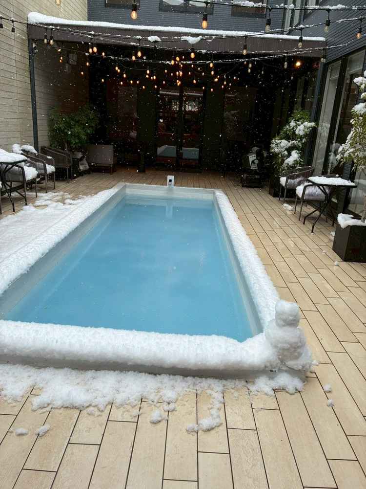 チャペル近くのプール