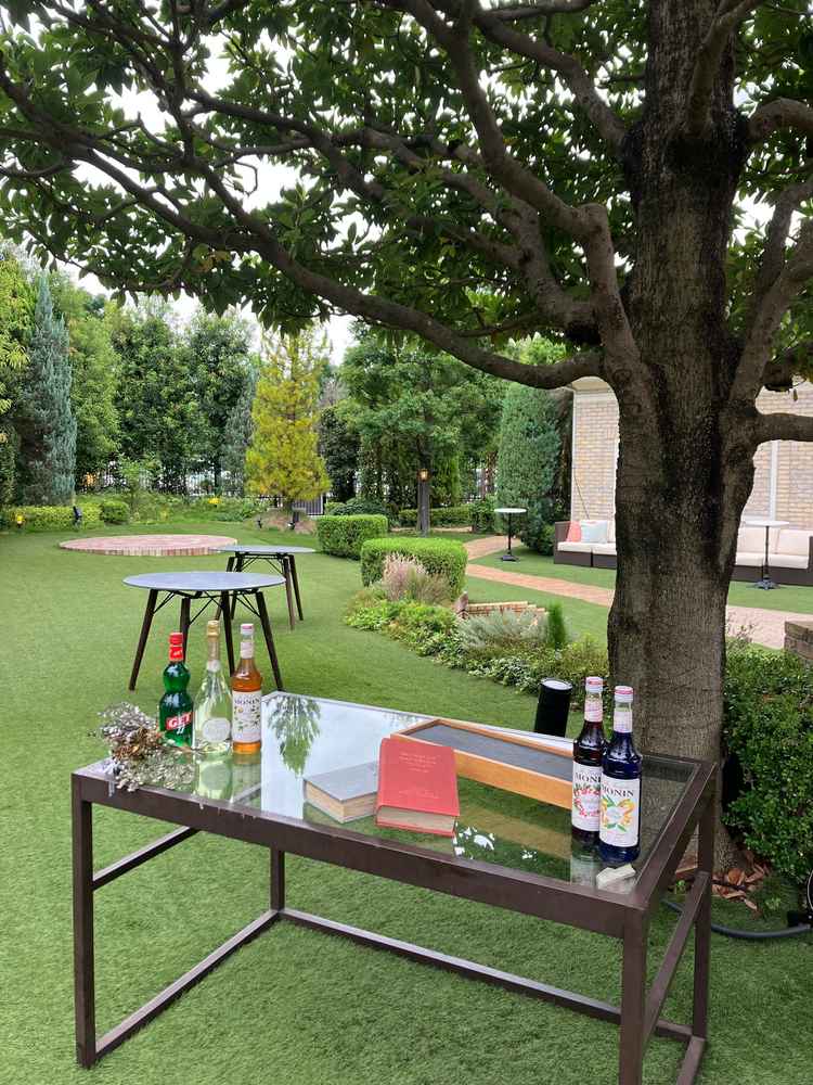 ゲストをもてなすのに最適な、外でのケーキバイキングや、飲み物のお渡し