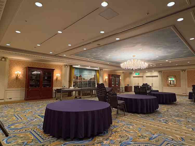 披露宴会場。ディズニープリンセスの舞踏会のようなお部屋で素敵でした。