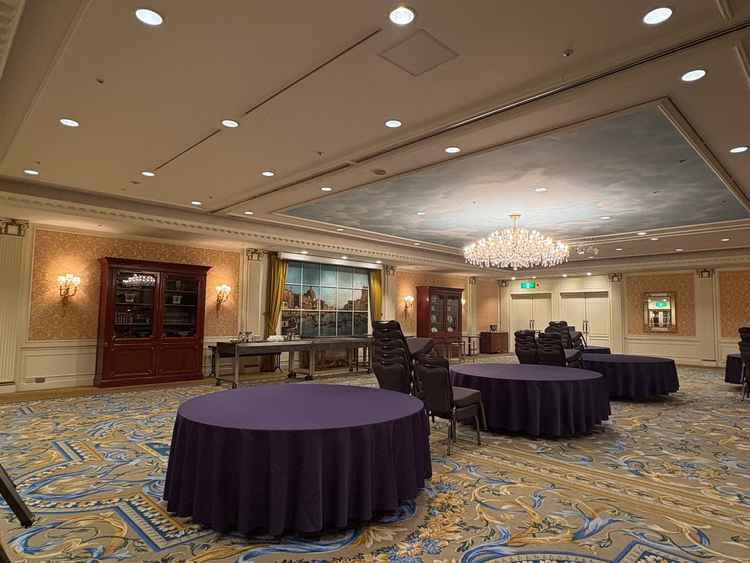 披露宴会場。ディズニープリンセスの舞踏会のようなお部屋で素敵でした。