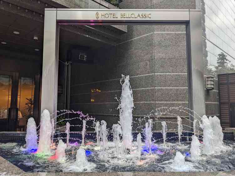 ホテルの入り口に噴水があり、華やかな印象。