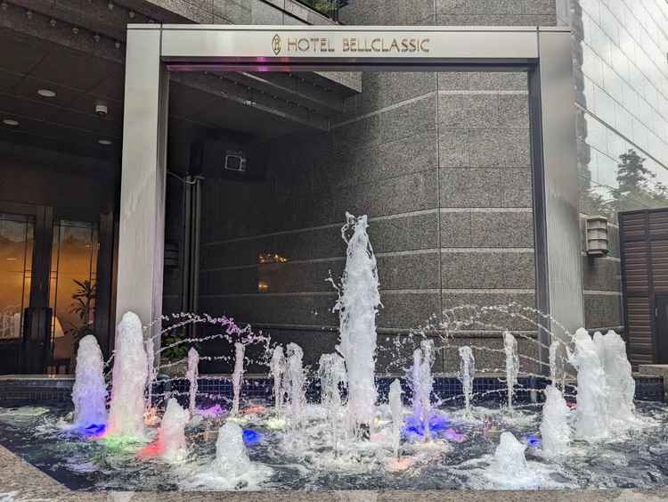 ホテルの入り口に噴水があり、華やかな印象。
