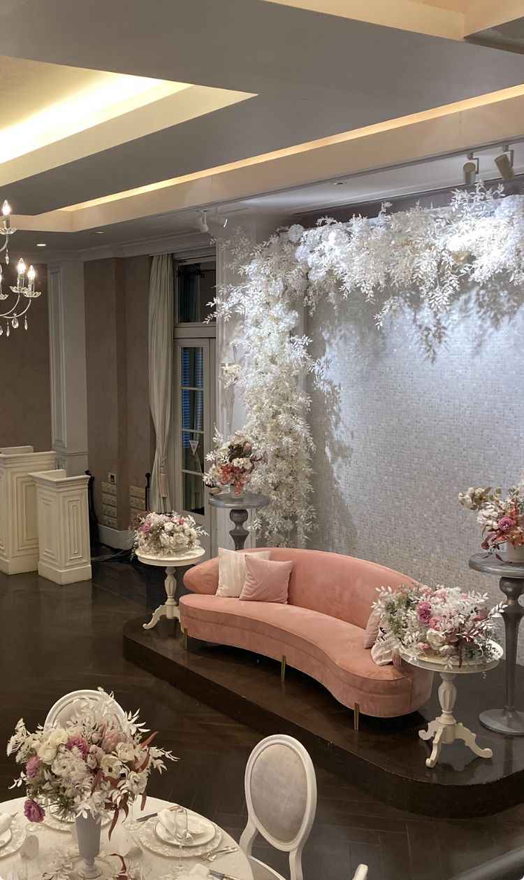 披露宴会場の新郎新婦のソファ