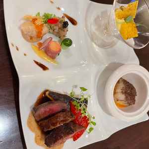 試食の写真。右上の魚料理が非常に美味しかったです。