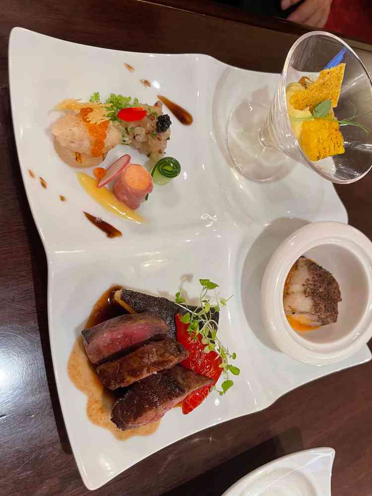 試食の写真。右上の魚料理が非常に美味しかったです。