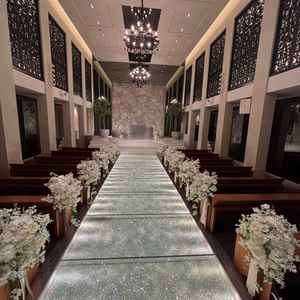 キラキラに輝いたチャペル。窓がないため、天候に左右されない