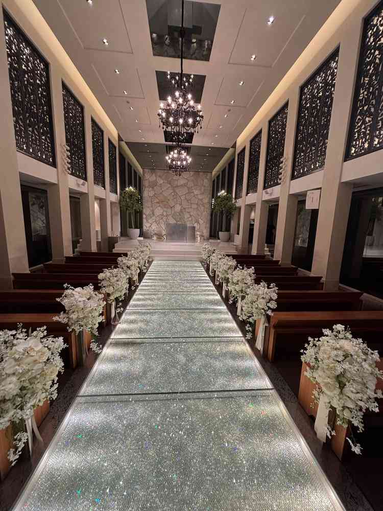 キラキラに輝いたチャペル。窓がないため、天候に左右されない