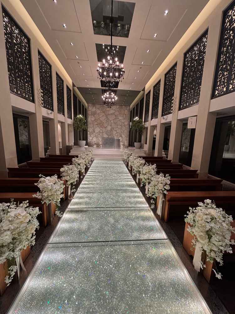 キラキラに輝いたチャペル。窓がないため、天候に左右されない