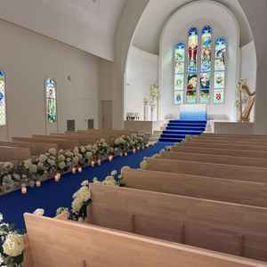 チャペル。青いバージンロードが珍しいとの事。