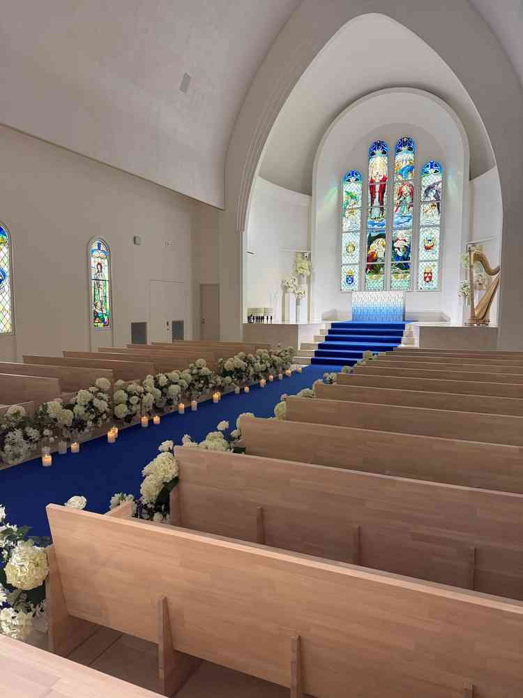 チャペル。青いバージンロードが珍しいとの事。