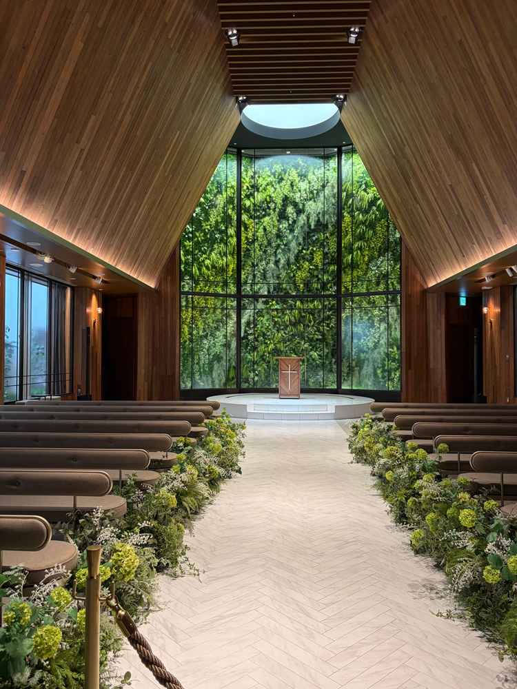 チャペルの扉から見える景色