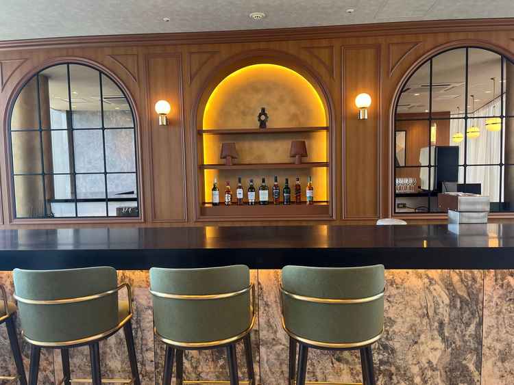 披露宴会場前待合室。フリードリンク。