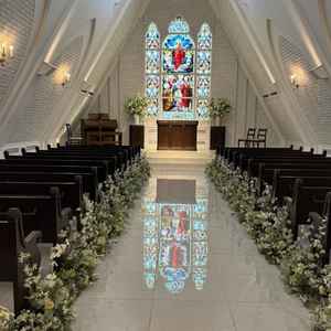 チャペルの様子。ステンドグラスが床に反射していて、すごく綺麗。