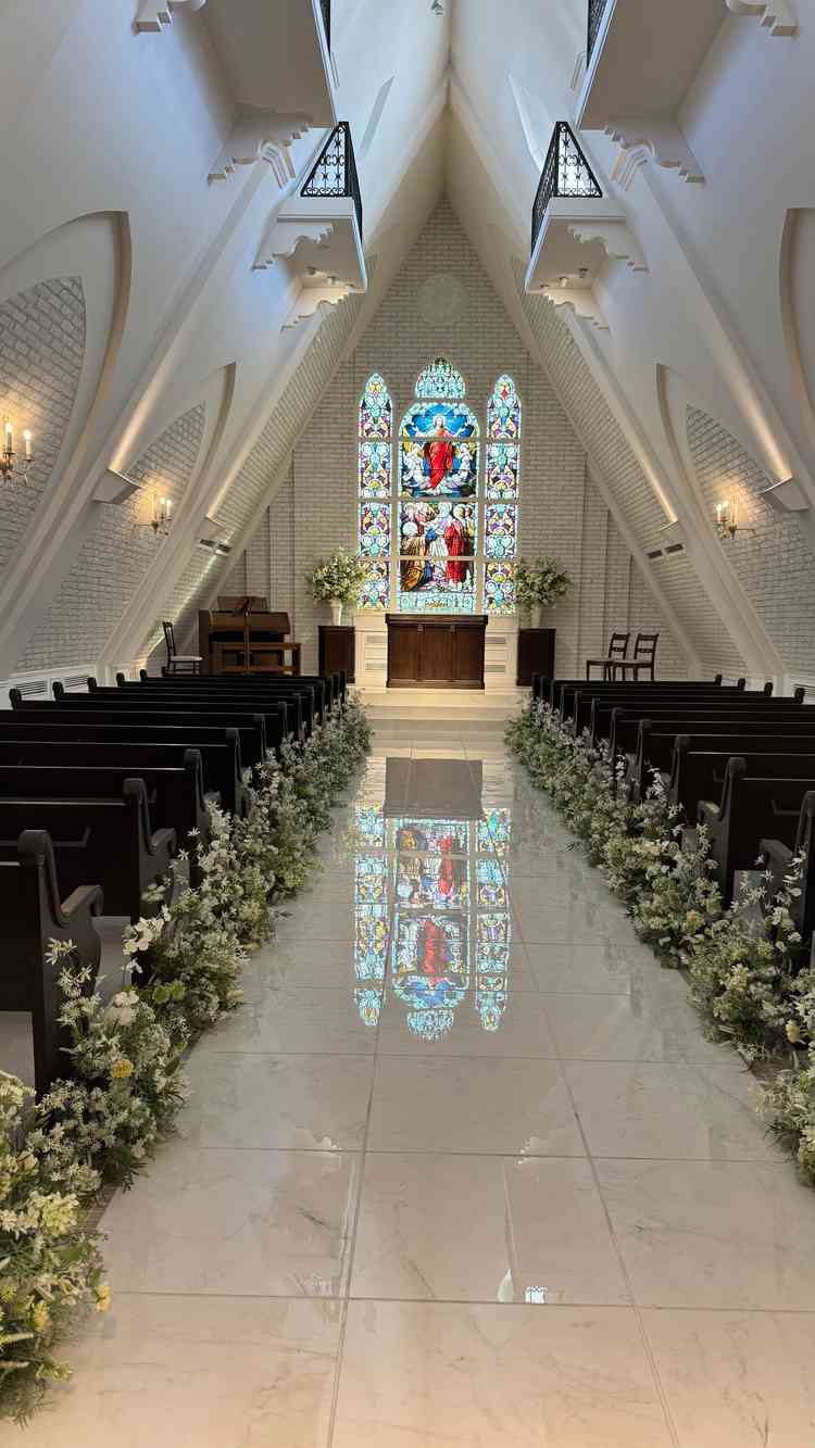 チャペルの様子。ステンドグラスが床に反射していて、すごく綺麗。