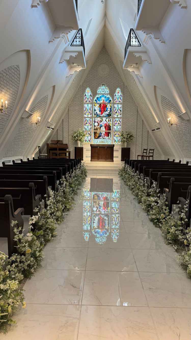 チャペルの様子。ステンドグラスが床に反射していて、すごく綺麗。