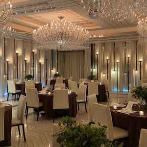 昼間でもカーテンを閉めると落ち着いた雰囲気にできます。