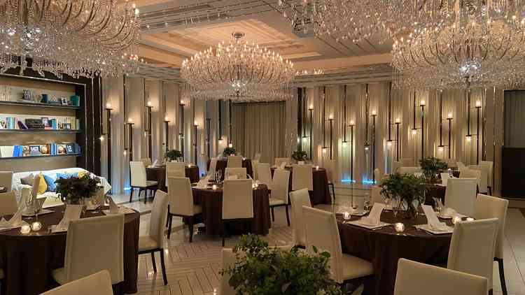 昼間でもカーテンを閉めると落ち着いた雰囲気にできます。