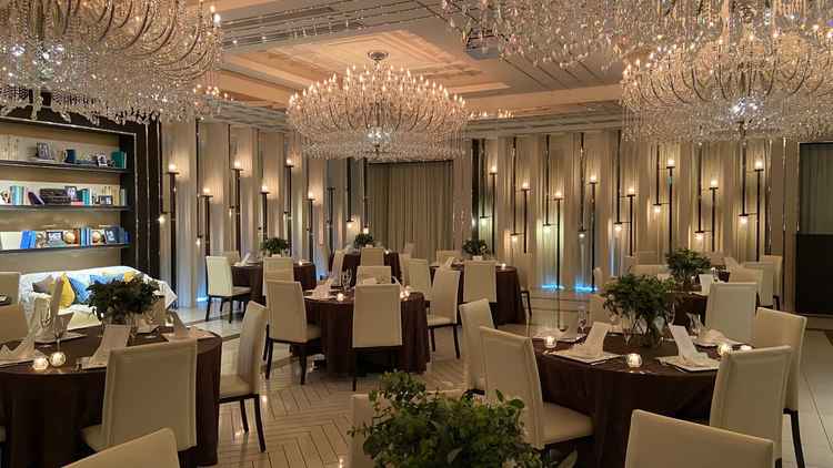 昼間でもカーテンを閉めると落ち着いた雰囲気にできます。