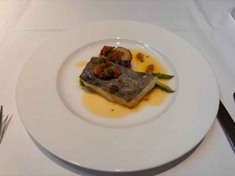 コースメインの魚料理。鱗のパリパリとした食感と、絶品のソースが相性抜群でとても美味しかったです。