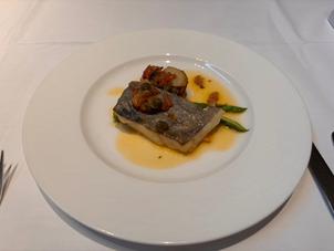 コースメインの魚料理。鱗のパリパリとした食感と、絶品のソースが相性抜群でとても美味しかったです。