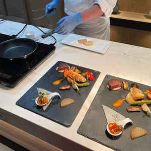 シェフがライブ調理をしてくれる。早口で聞き取れない。