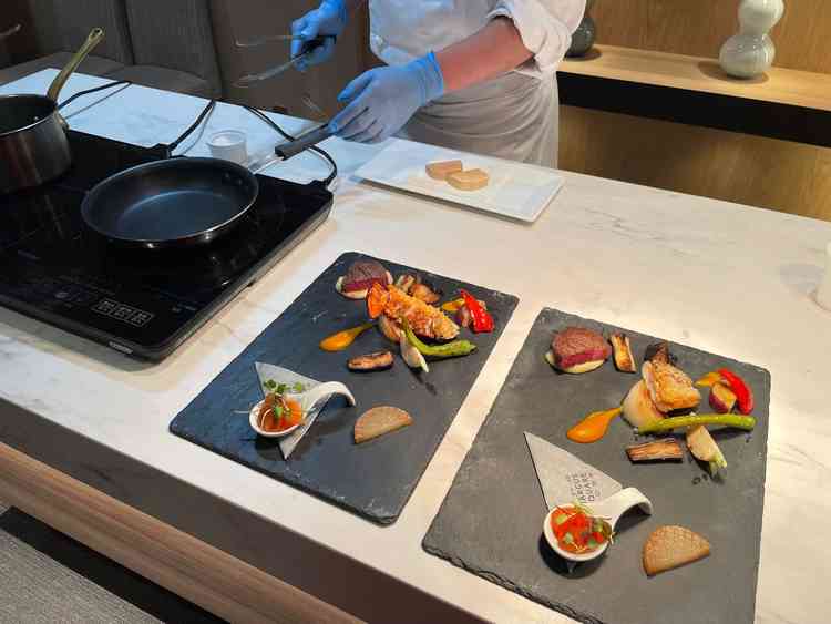 シェフがライブ調理をしてくれる。早口で聞き取れない。