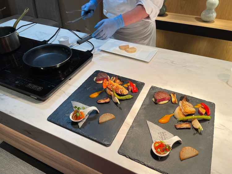 シェフがライブ調理をしてくれる。早口で聞き取れない。