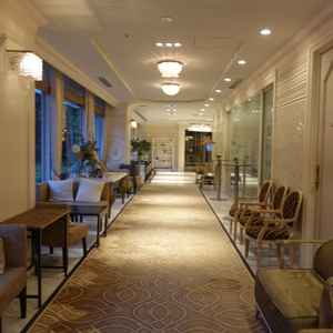 挙式会場から披露宴会場までの廊下。ここの廊下はアレンジが自由で自分たちの世界を作ることができる様です