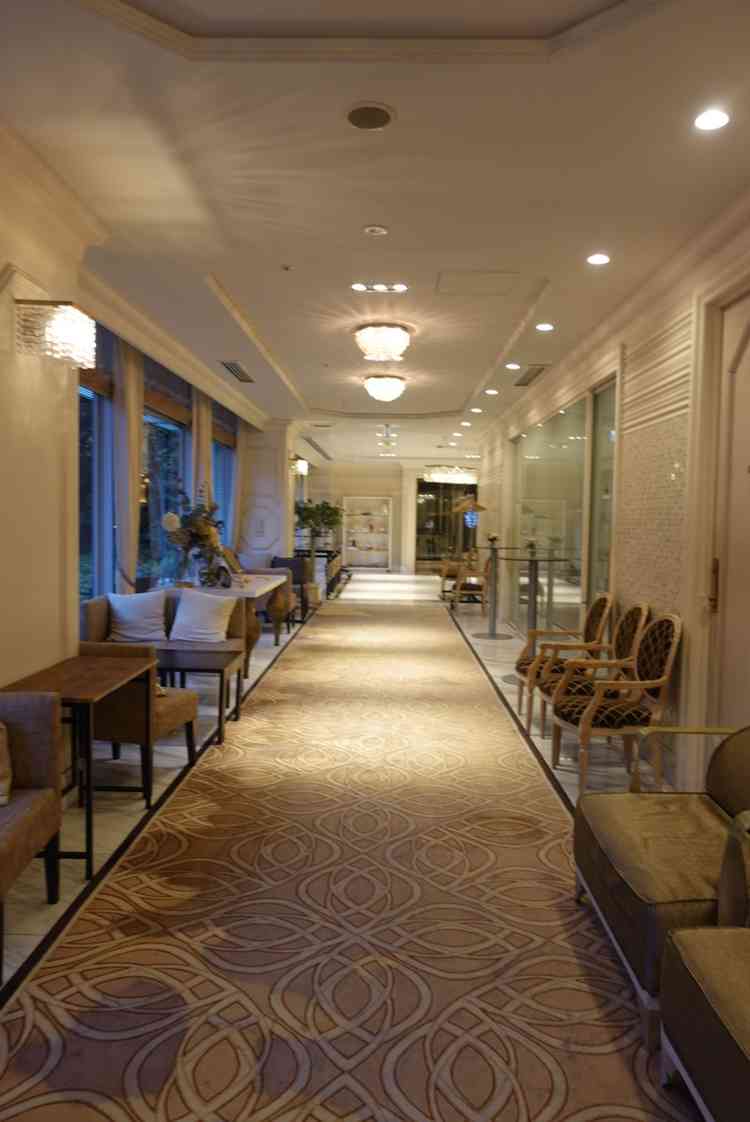 挙式会場から披露宴会場までの廊下。ここの廊下はアレンジが自由で自分たちの世界を作ることができる様です