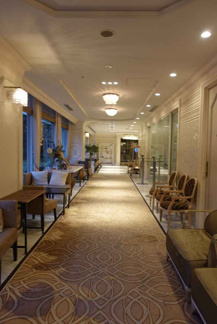 挙式会場から披露宴会場までの廊下。ここの廊下はアレンジが自由で自分たちの世界を作ることができる様です