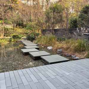 水面の石畳は軽やかで歩いてみたくなる。