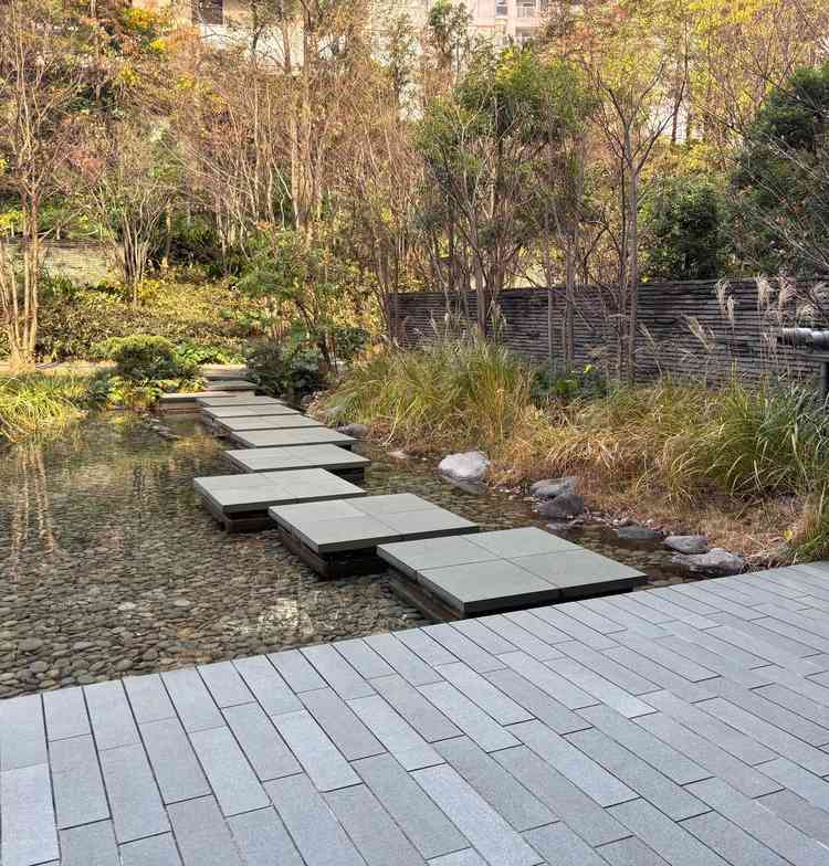 水面の石畳は軽やかで歩いてみたくなる。