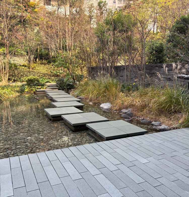 水面の石畳は軽やかで歩いてみたくなる。