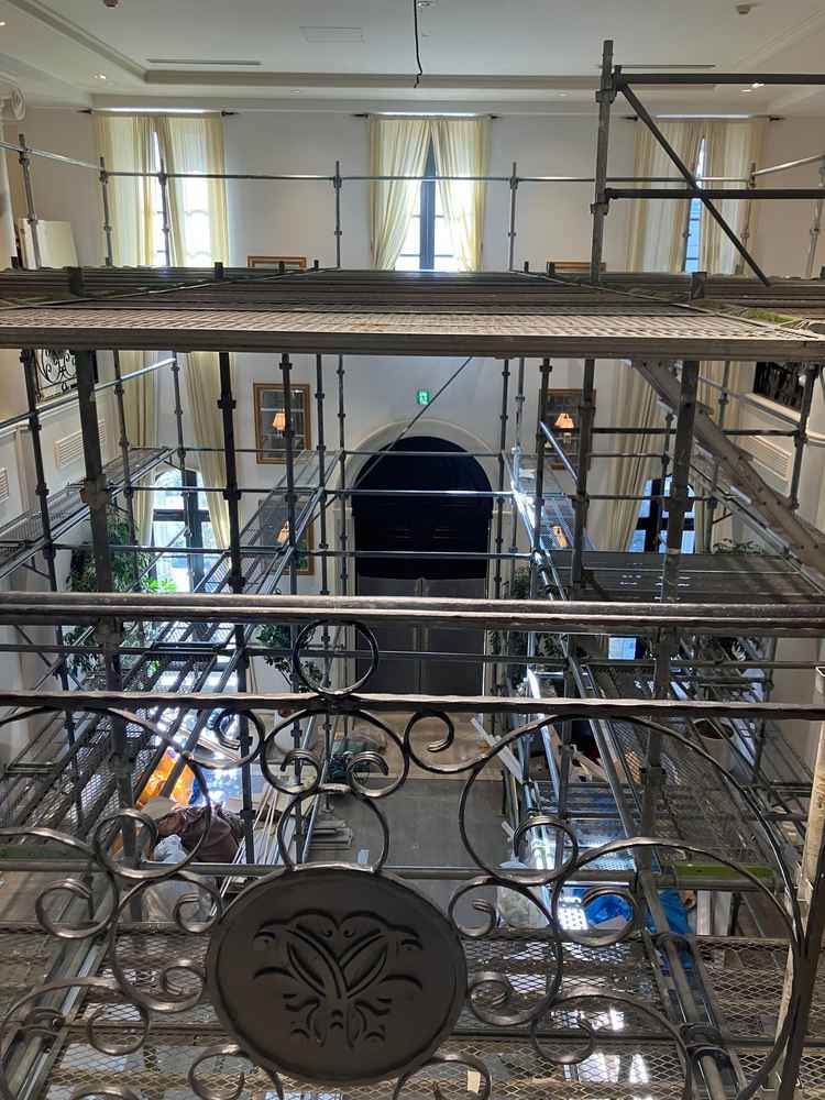 エントランスロビー。天井が高くて開放感がある。