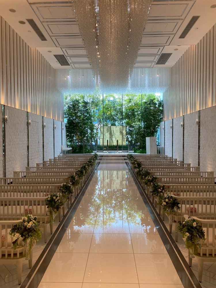 ナチュラルなチャペル。天井から降り注ぐクリスタルのカーテンがとてもきれい。花を並べると印象が変わる。