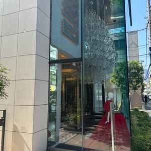 入り口側、シャンデリアもあり結婚式場としてわかりやすいメインエントランスでした。