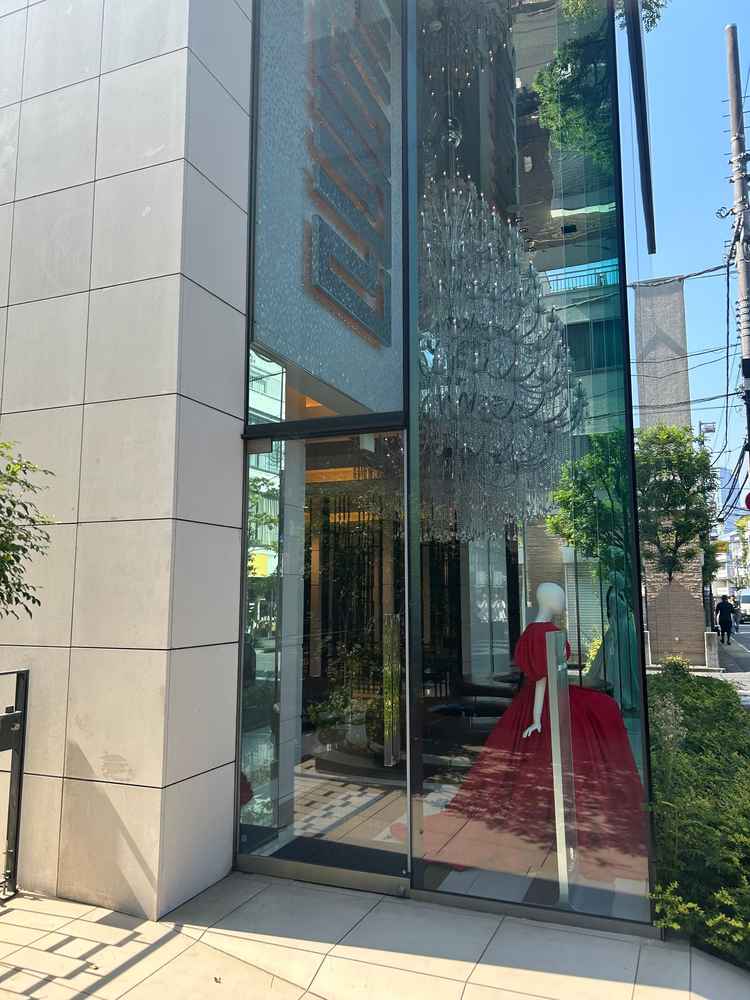 入り口側、シャンデリアもあり結婚式場としてわかりやすいメインエントランスでした。