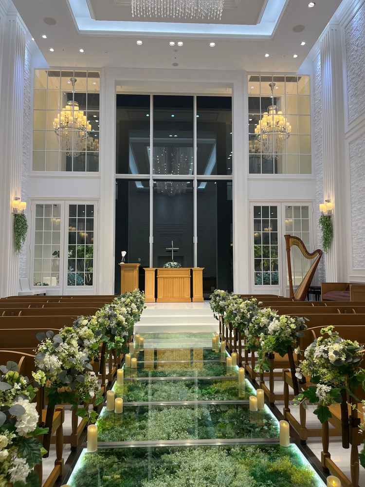 夜でも明るく、ガラス張りの下に緑があるのが良かったです！