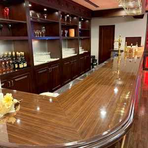 ミューズバー内のバーカウンター。待ち時間の30分に素敵な時間が過ごせるのは魅力的だと思いました。